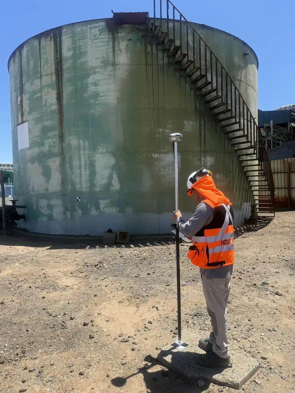 Operador iGEODAT en instalación industrial
