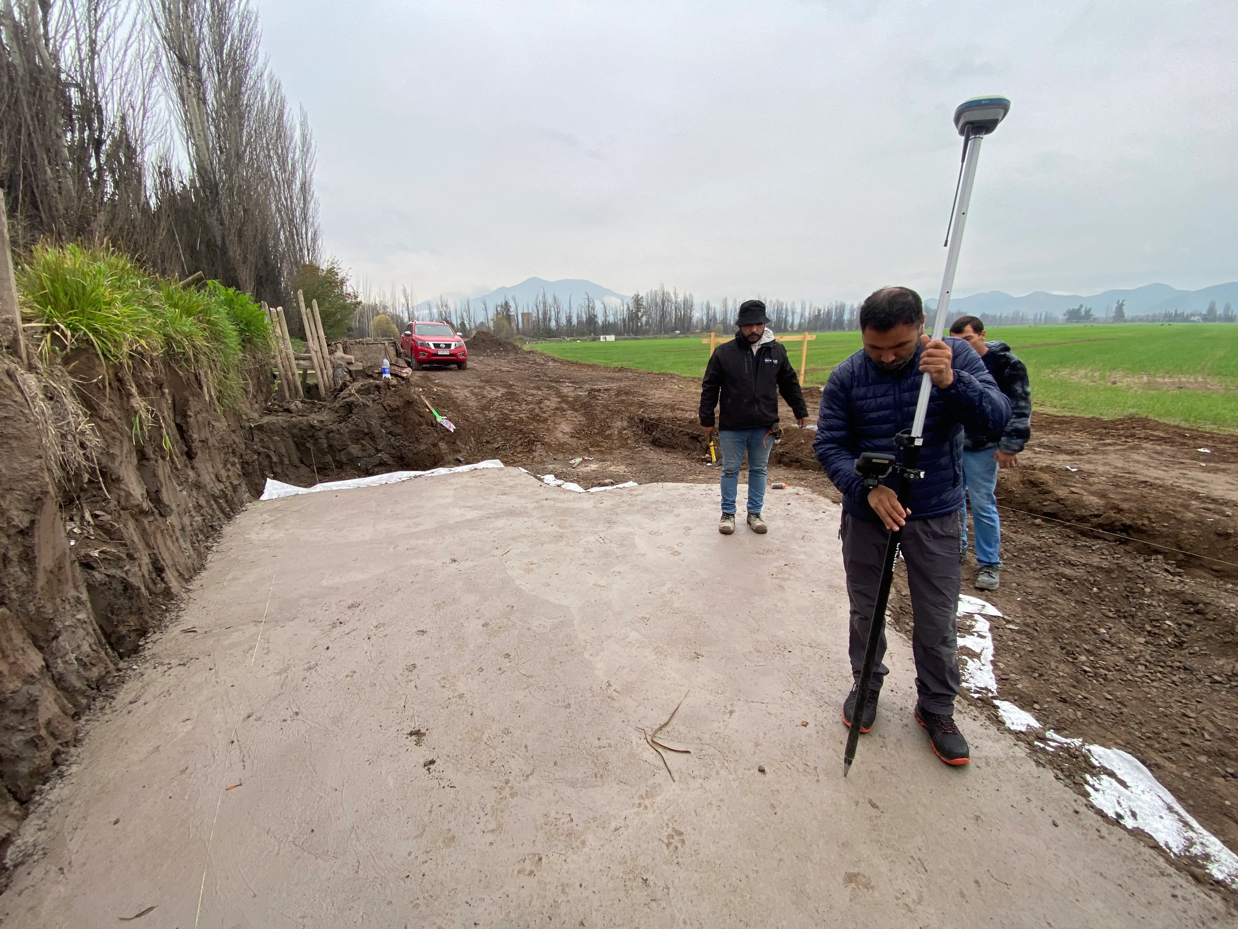 Equipo topográfico en terreno