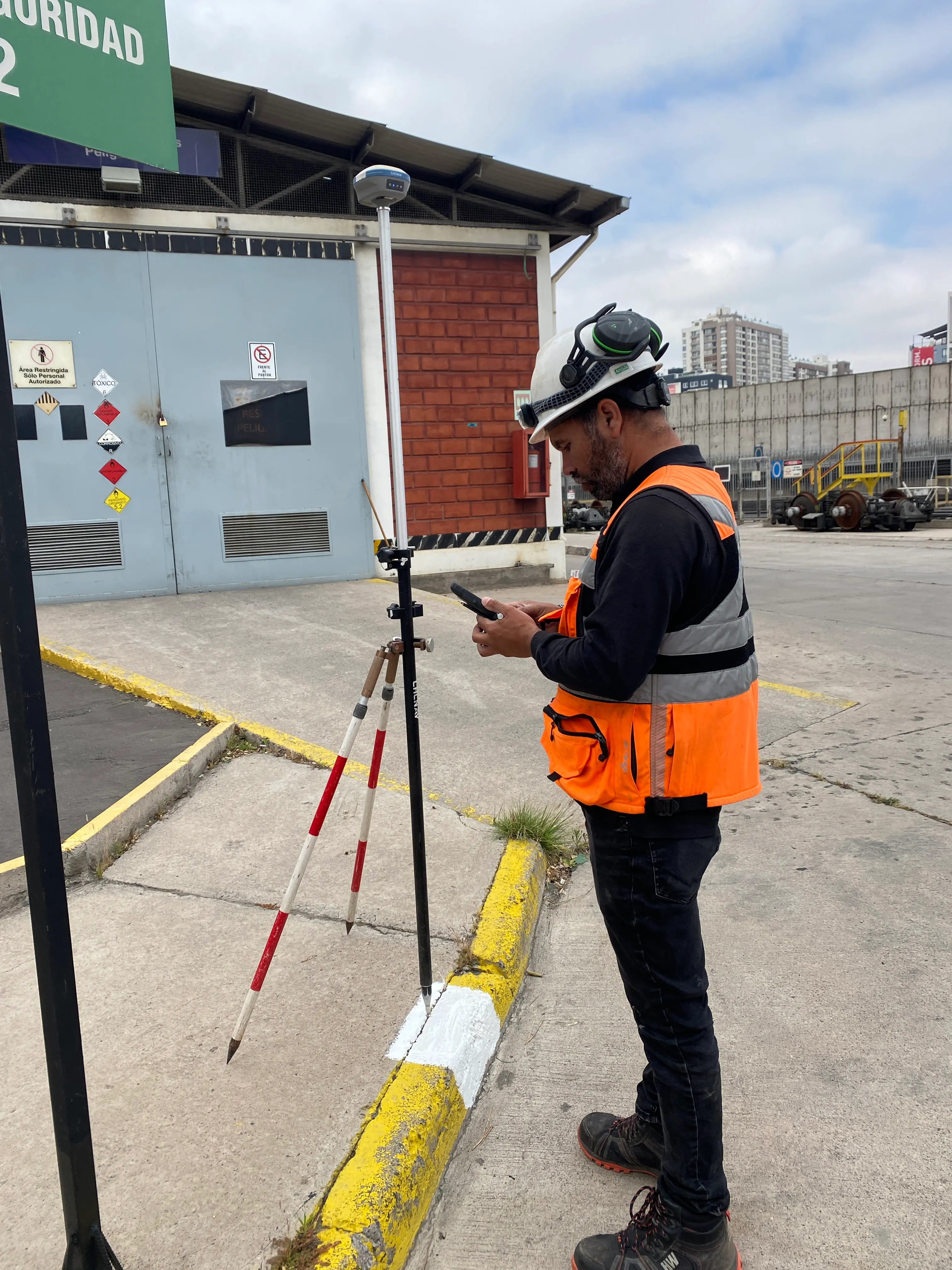 Topógrafo en zona urbana con GNSS