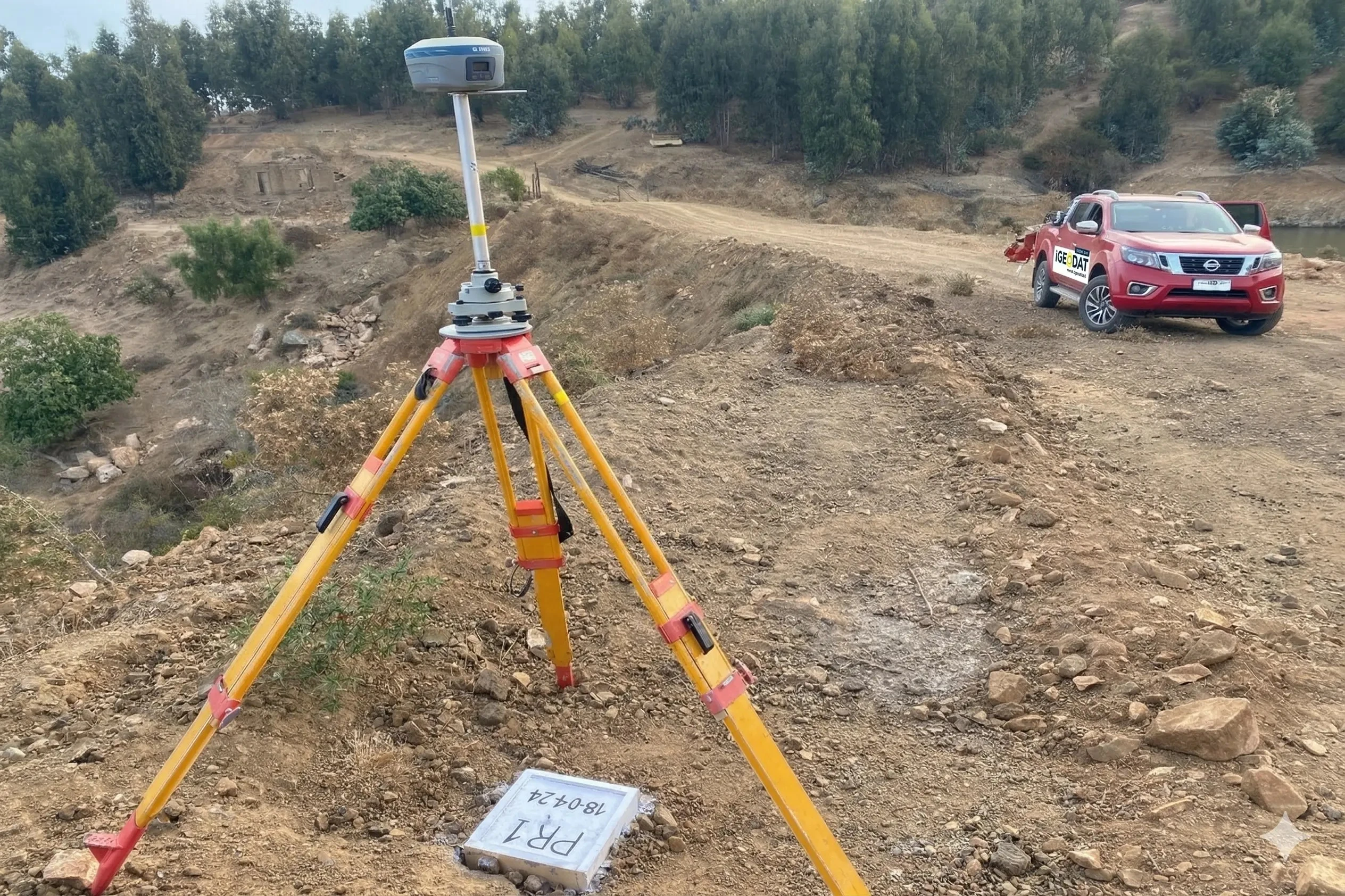 GNSS en parcela con montañas