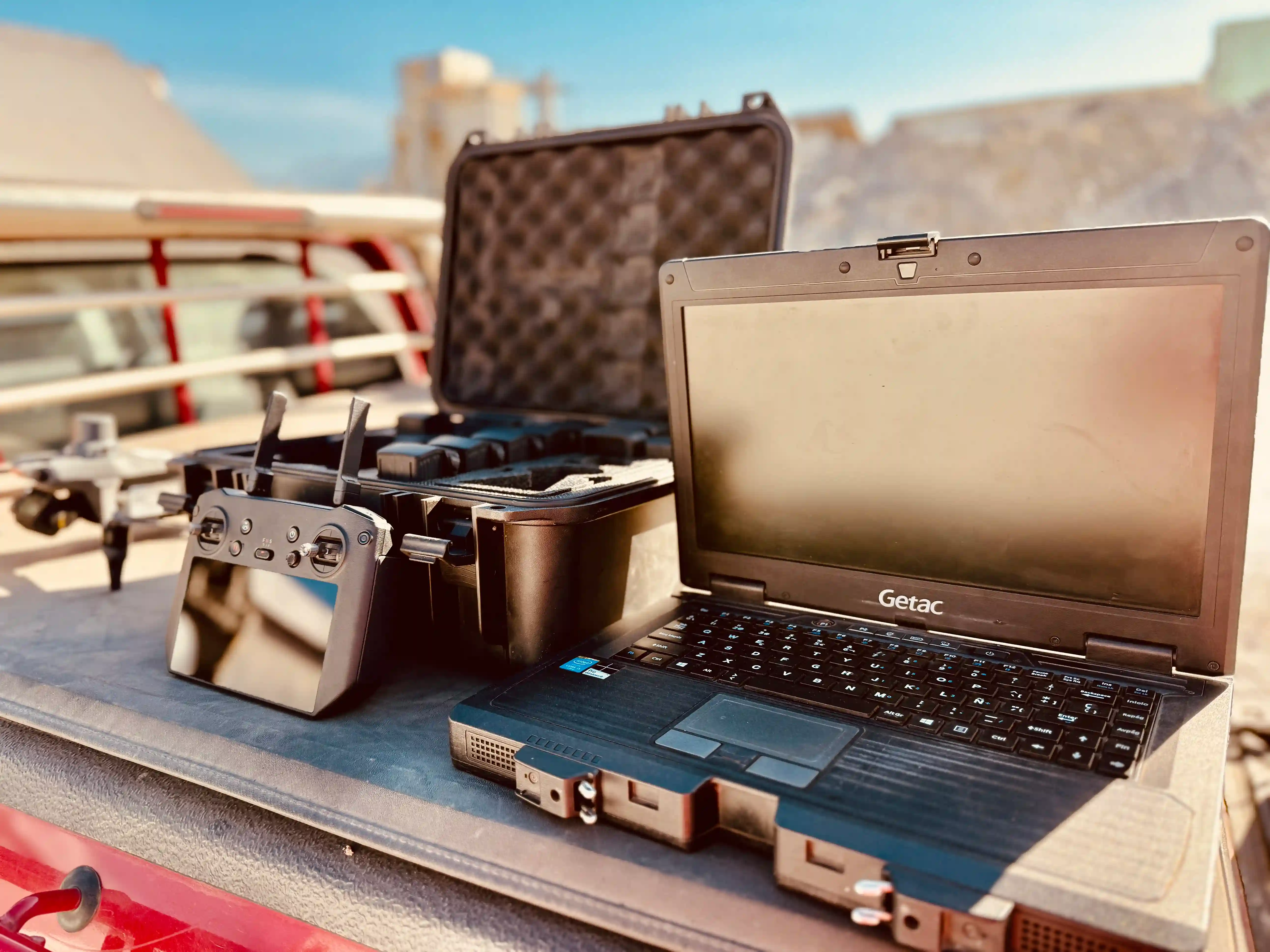 Laptop Getac y equipo de dron