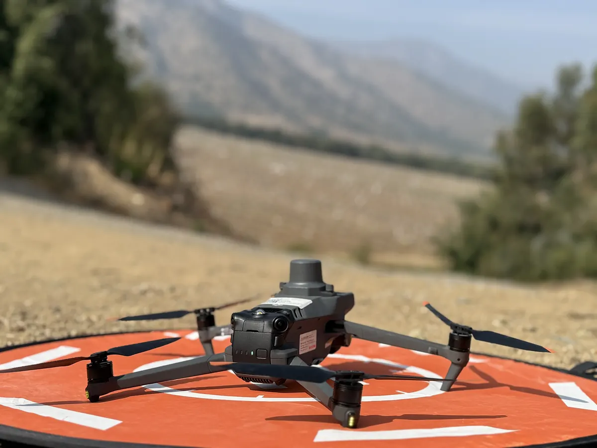 DJI Mavic 3E iGEODAT en vuelo de inspección