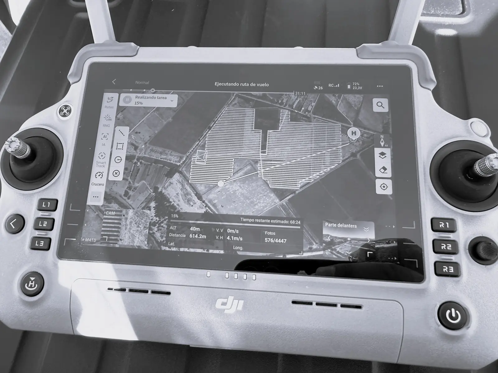 Mando DJI mostrando misión automatizada en planta fotovoltaica