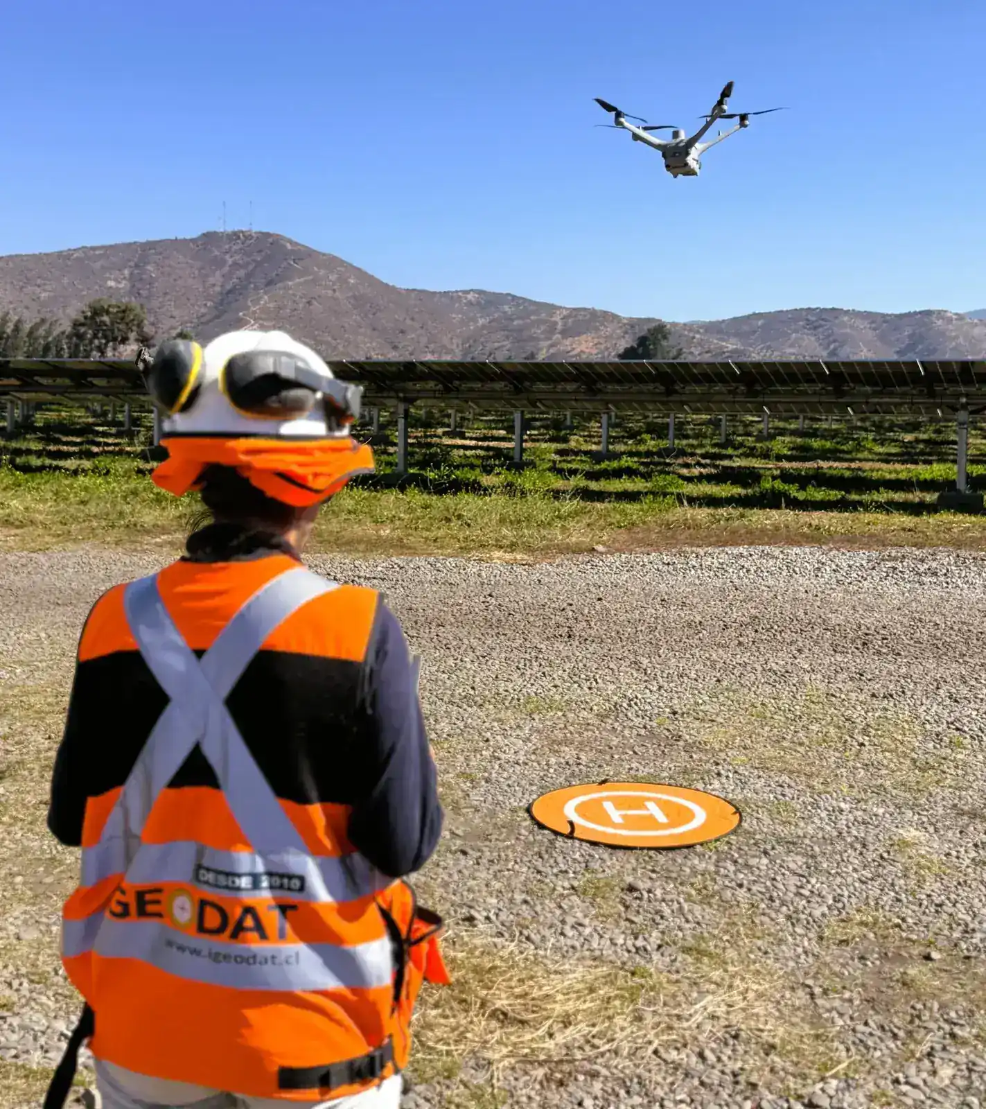 Piloto iGEODAT operando dron en vuelo sobre faena solar