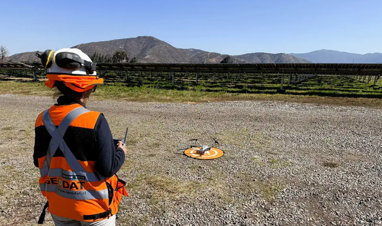 Piloto iGEODAT operando dron en faena solar