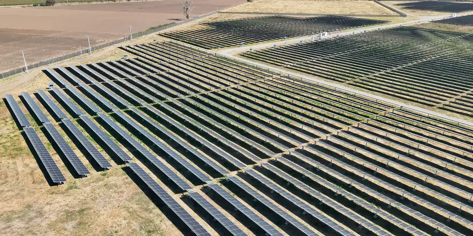 Vista oblicua de planta solar fotovoltaica desde dron