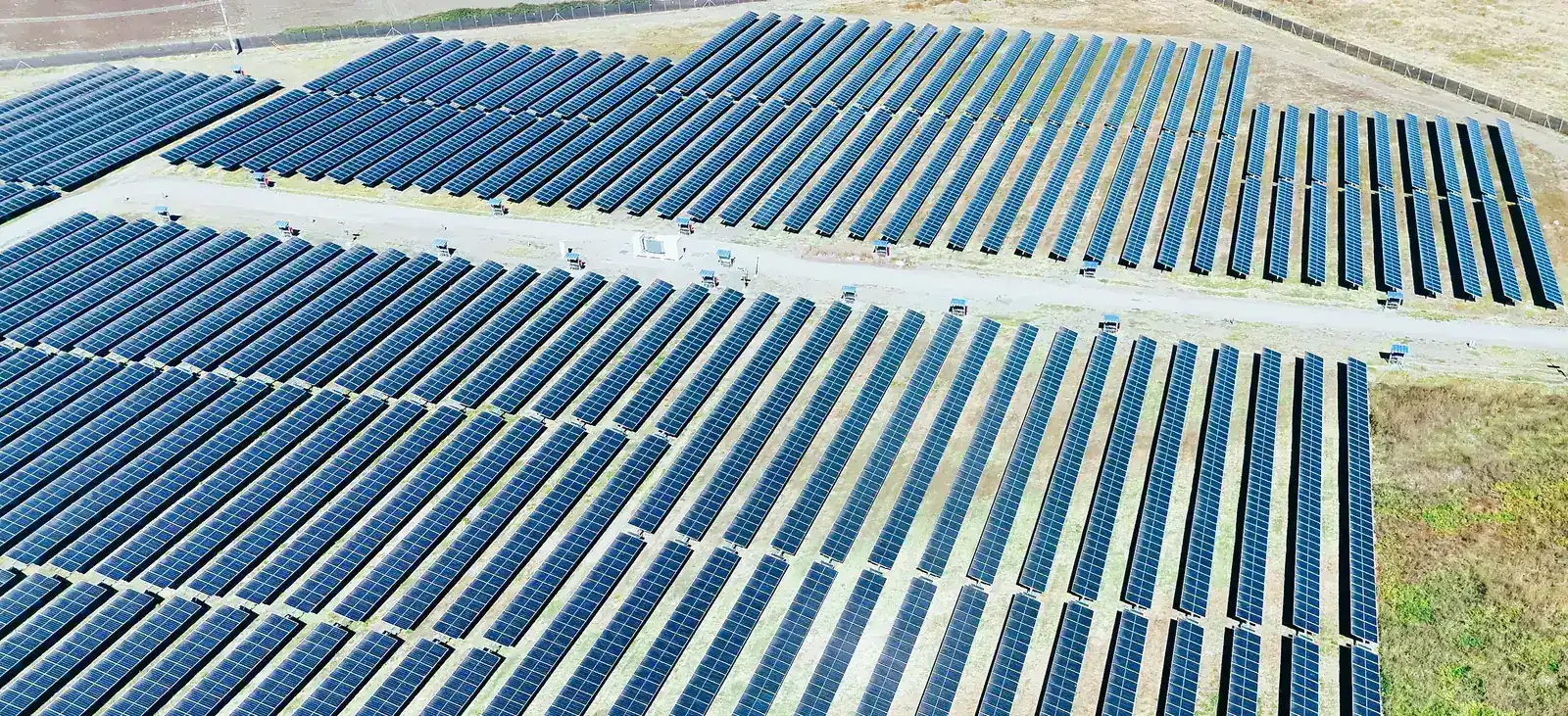 Vista aérea de planta fotovoltaica inspeccionada por iGEODAT